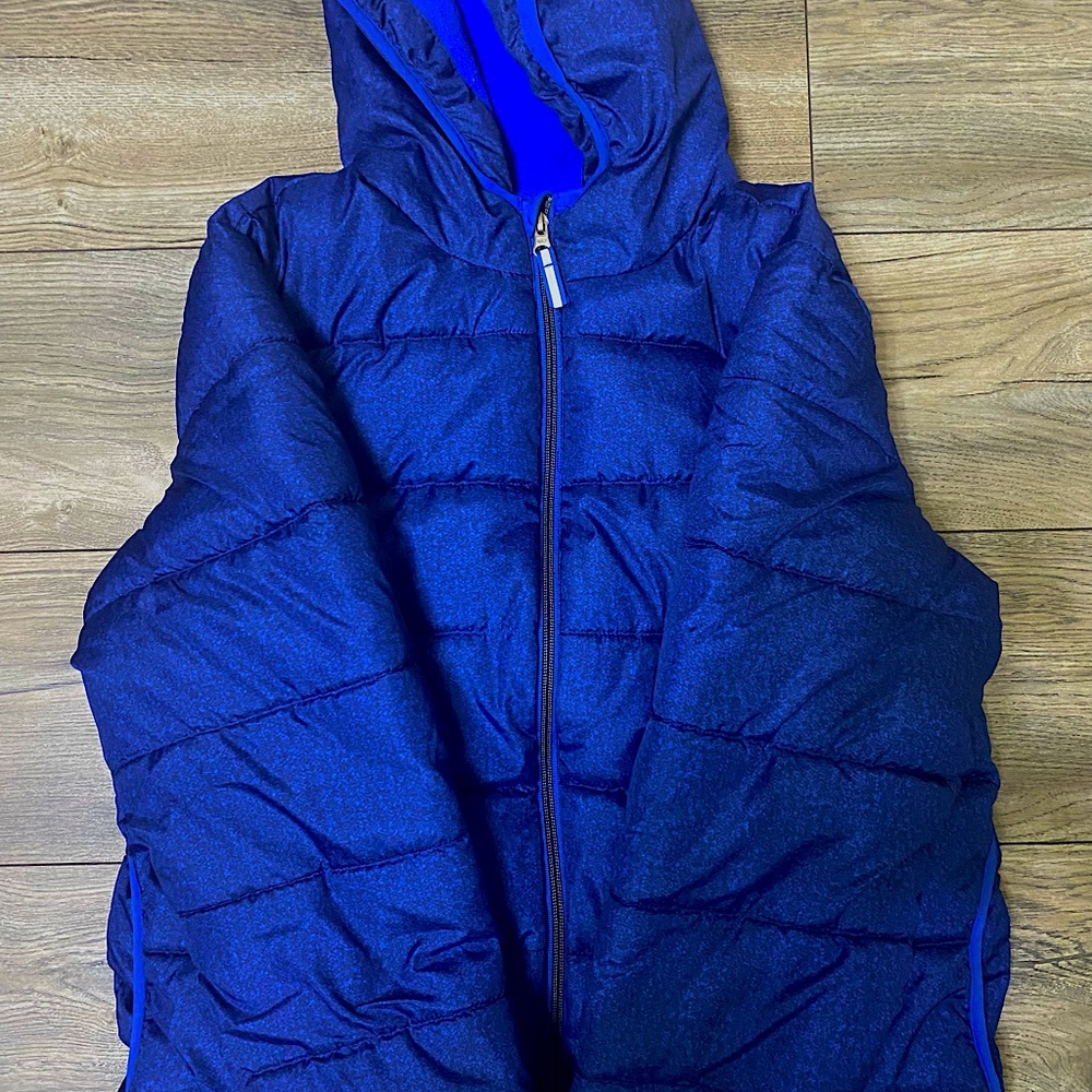 Only worn once boys thick winter coat. No stains, no rips, perfect condition.